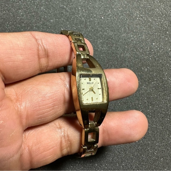 Relic Ladies Watch Gold Tone Squared Quartz Working With New Battery - Picture 4 of 7